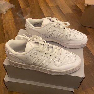 RIVALRY LOW 'TRIPLE WHITE”